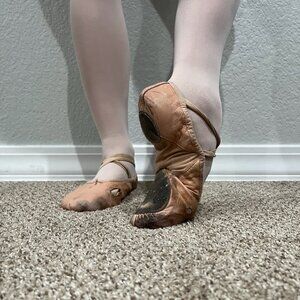 1 Pair Bloch Hybrid leather ballet slippers very used ballerina